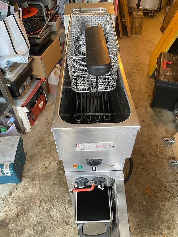 Cucine complete: Vend une friteuse Valentine – Usato da Martigny venduto da seater
