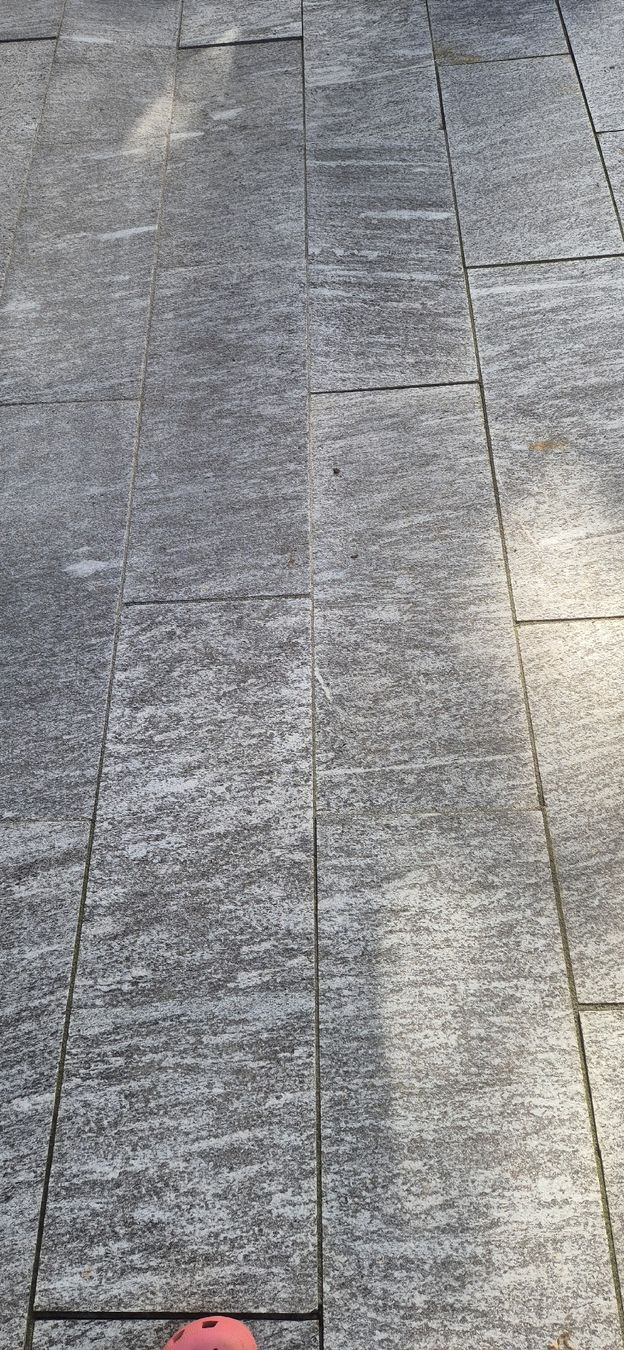Rivestimenti per pavimenti: Bodenplatten Granit Calanca geflammt – Usato da Kriens venduto da Chei60 1