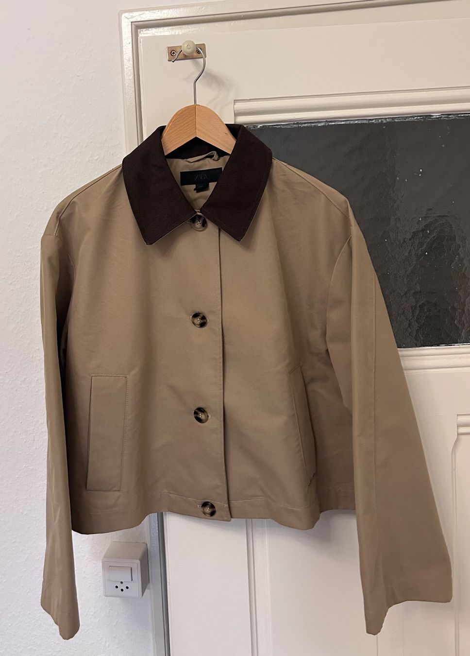 Zara Giacche: Veste courte beige avec col marron – Usato da Nyon venduto da Cassiopeia_8 1
