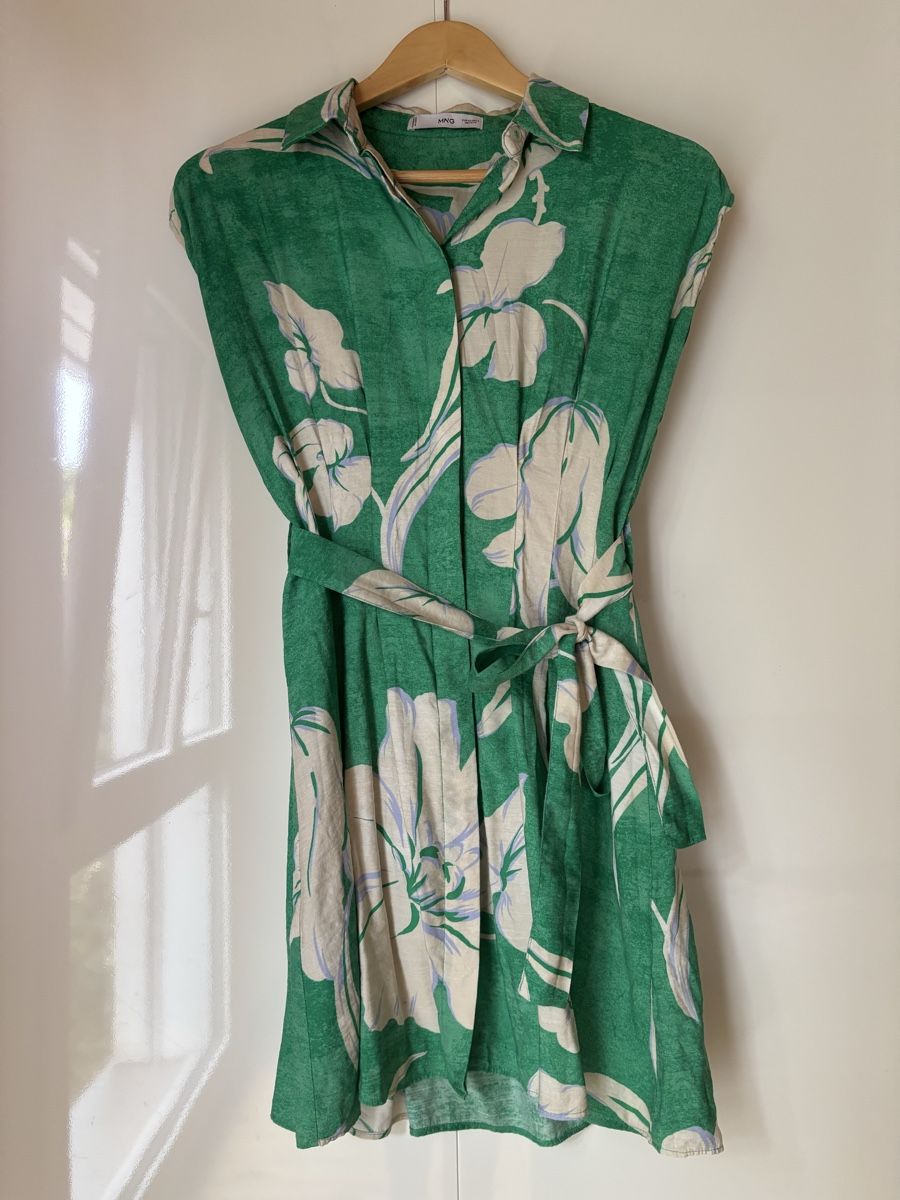 Mango Kleider: MNG Kleid mit Blumenmuster – Gebraucht aus Estavayer-le-Lac von constance-esta