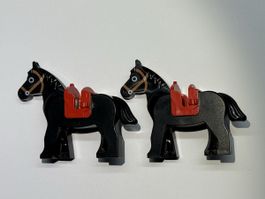 2 Lego Pferde schwarz mit Sattel .