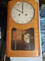 Schöne Wanduhr mit Gomg aus Holz