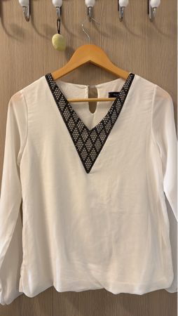 Élégant haut blanc avec col orné de sequins noirs, taille S