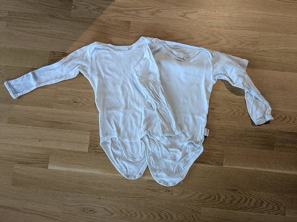 Biancheria intima: 2 Stk. Langarmbodies weiss in Gr. 98/104 – Usato da Pfäffikon ZH venduto da salix92