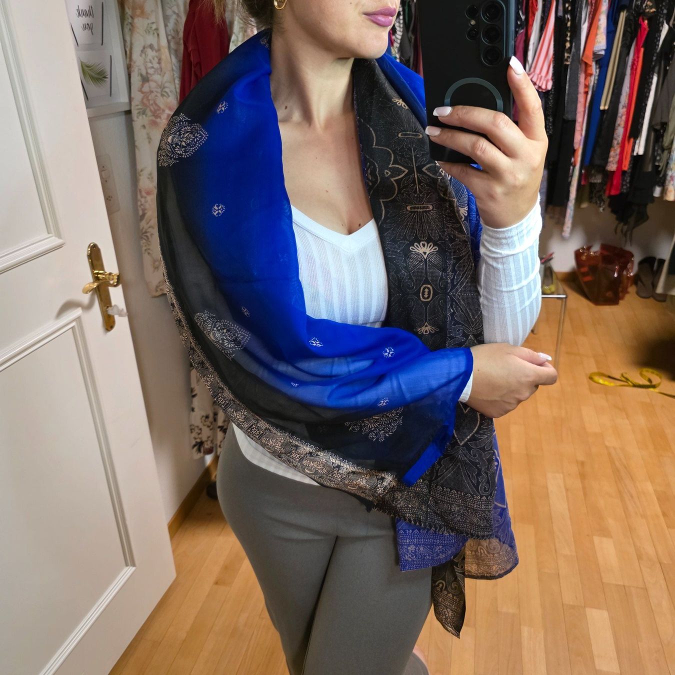 Foulards & écharpes: Schicker Schal blau gold gemustert Vintage – D'occasion à Wald ZH par CapLux