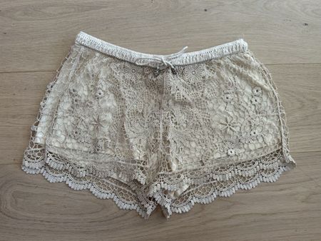 Short dentelle beige à paillettes taille M United Colors of 
