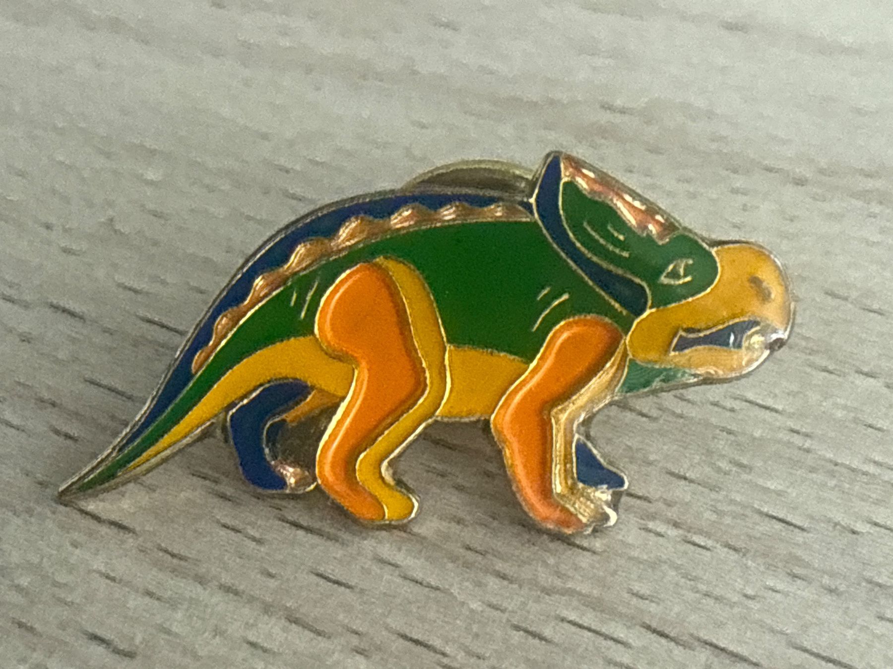Plaquettes & Badges: Pin  Dinosaurier Triceratops – D'occasion à Glattbrugg par Schweigmatt