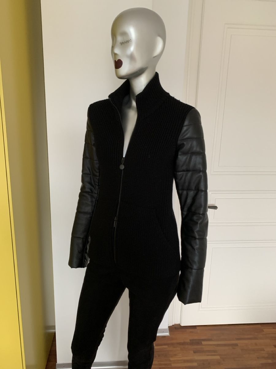 Akris Giacche: AKRIS: Lässige schwarze Strickjacke mit 'Leder'-ärmel, 36 – Usato da Luzern venduto da paulablue 2