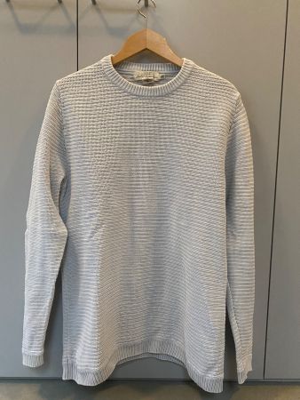 Weisser Strickpullover