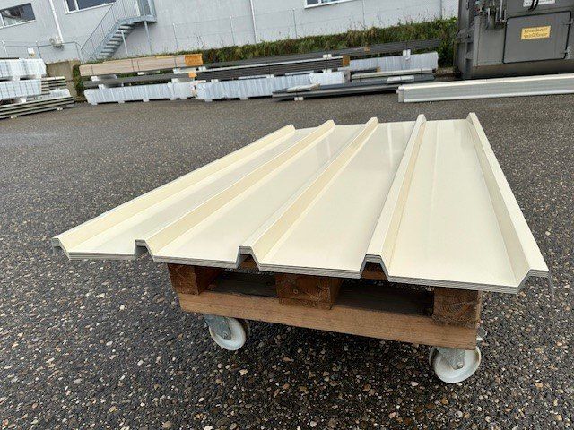 Altri materiali per l'edilizia: Dachblech RAL1015  Länge 3.00 m Preis 28.-- pro m2 – Nuovo e nell'imballaggio originale da Wiedlisbach venduto da isopaneel 2