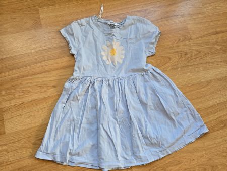 Sommerliches Mädchen Kleid mit Gänseblümchen, Grösse 140