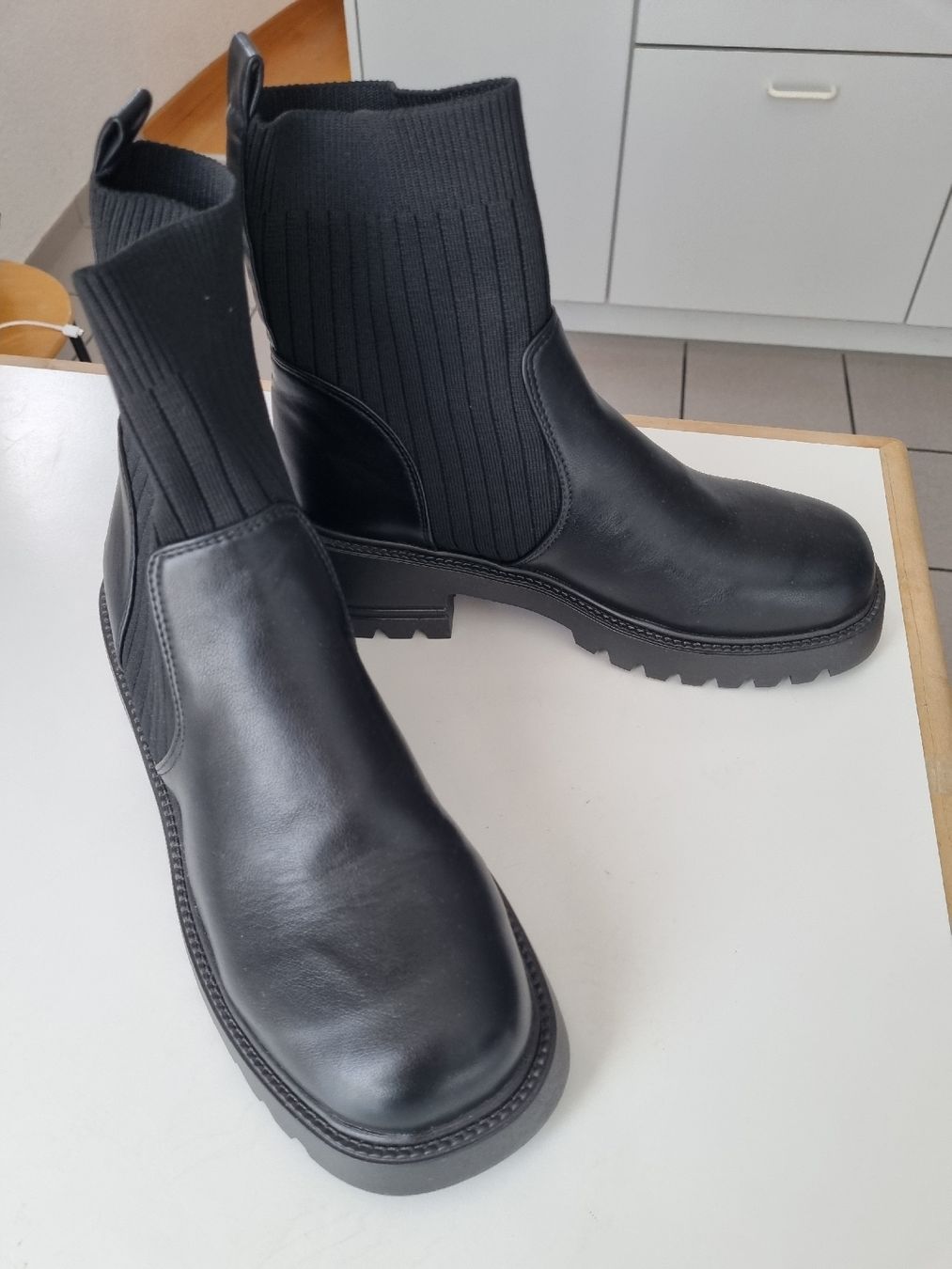 Damenschuhe: Schwarze Winterstiefeletten mit Profilsohle, Grösse 40 – Neu (gemäss Beschreibung) aus Bern von Olgas_Welt 1