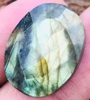 Cabochon L-2229 – Labradorit facettiert 22x17x7mm – 21 Karat