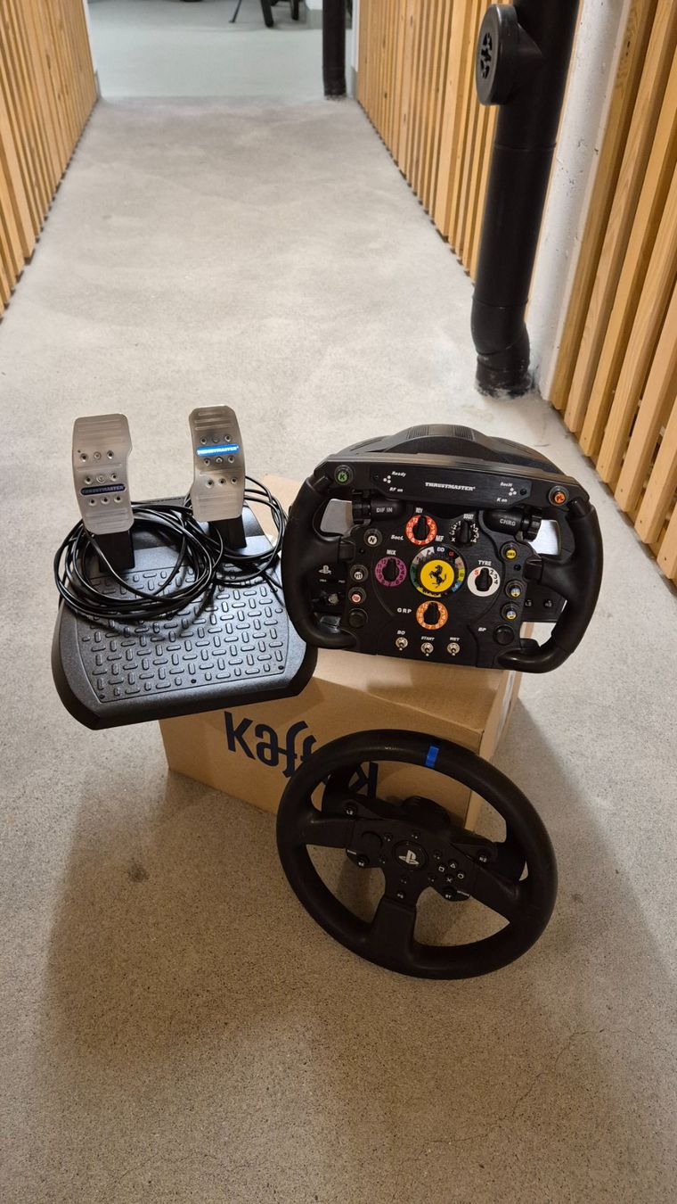 Thrustmaster Manettes: Thrustmaster T300 RS + Ferrari Wheel addon – D'occasion à Oberrohrdorf par lea_zc2x