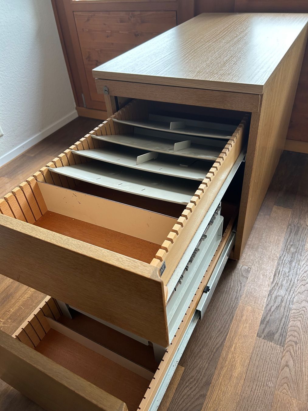 Commodes: Korpus aus Holz – D'occasion à Jona par kabo01 2