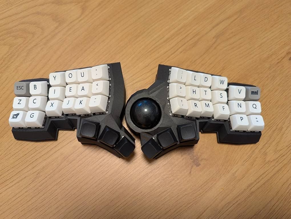 Tastiere: Ergonomische Tastatur mit Trackball – Usato da Olten venduto da Aramkeebs