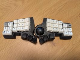 Ergonomische Tastatur mit Trackball