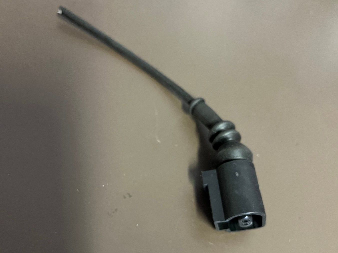 Volkswagen Tutti pezzi di ricambio auto: 2-Pin 3,5mm Wasserdichten Stecker mit Kabel VW – Usato da Suhr venduto da bertone64