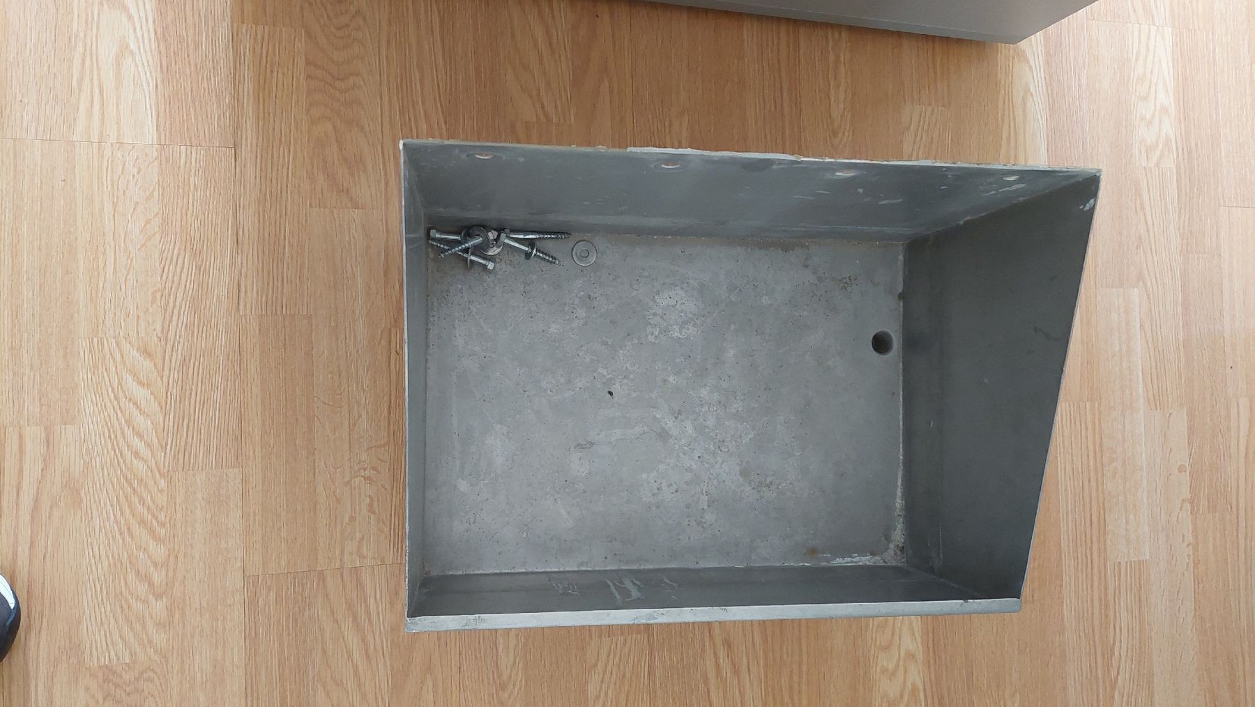 Lavabi & lavandini: Wassertrog für Wandmontage mit Ablauf  – Usato da Arisdorf venduto da GoodJoice 3