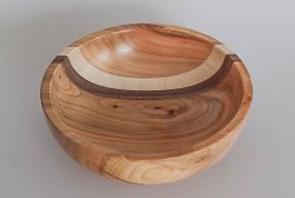 Schale aus Kirschbaum mit Einlagen aus Ahorn+Nuss