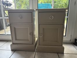 Zwei „shabby chic“ Nachttische 