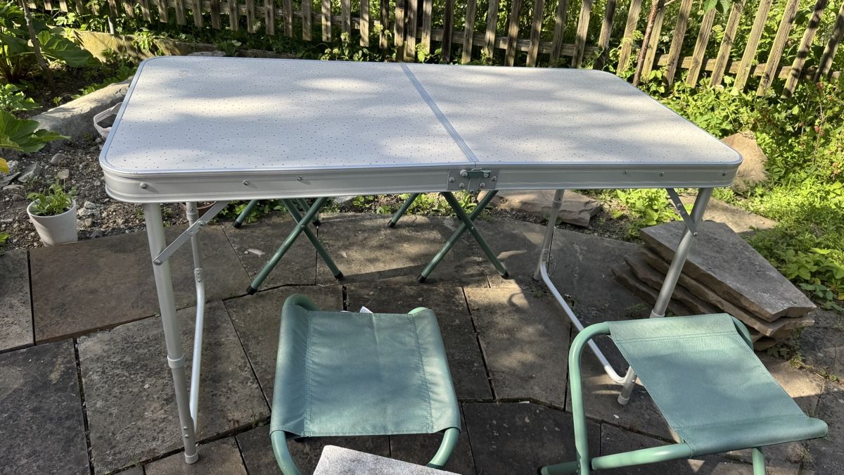 Decathlon Set di tavolo e panche: Camping Tisch mit 4 Hockern – Usato da Wallisellen venduto da ocz_t6fv 2