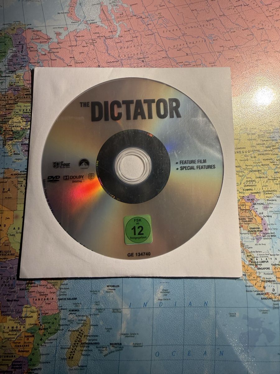 Tous les DVDs:  Der Diktator DVD ohne Hülle  – D'occasion à Flaach par Filmklopper87