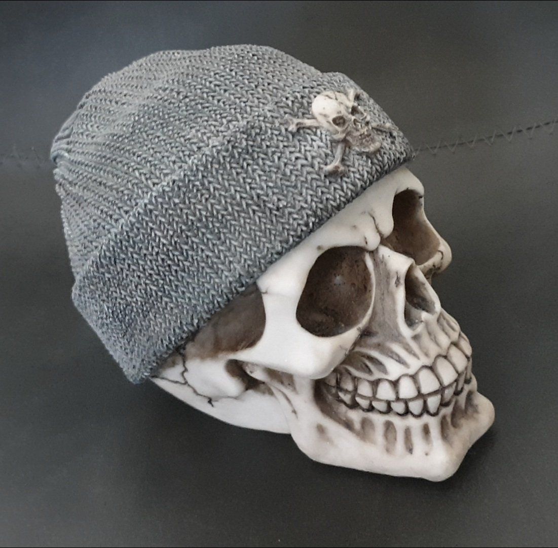 Figuren: Totenkopf mit Beanie – Gebraucht aus Chur von Vintage-Hunter 1