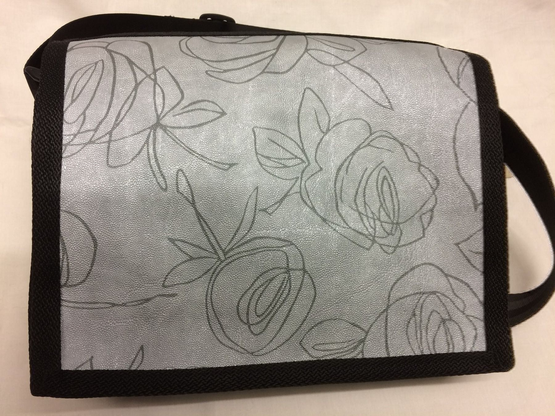 Taschen für Damen: Handtasche - Blachen neu CHF. 28.00 – Neu (gemäss Beschreibung) aus Spreitenbach von Margot-09