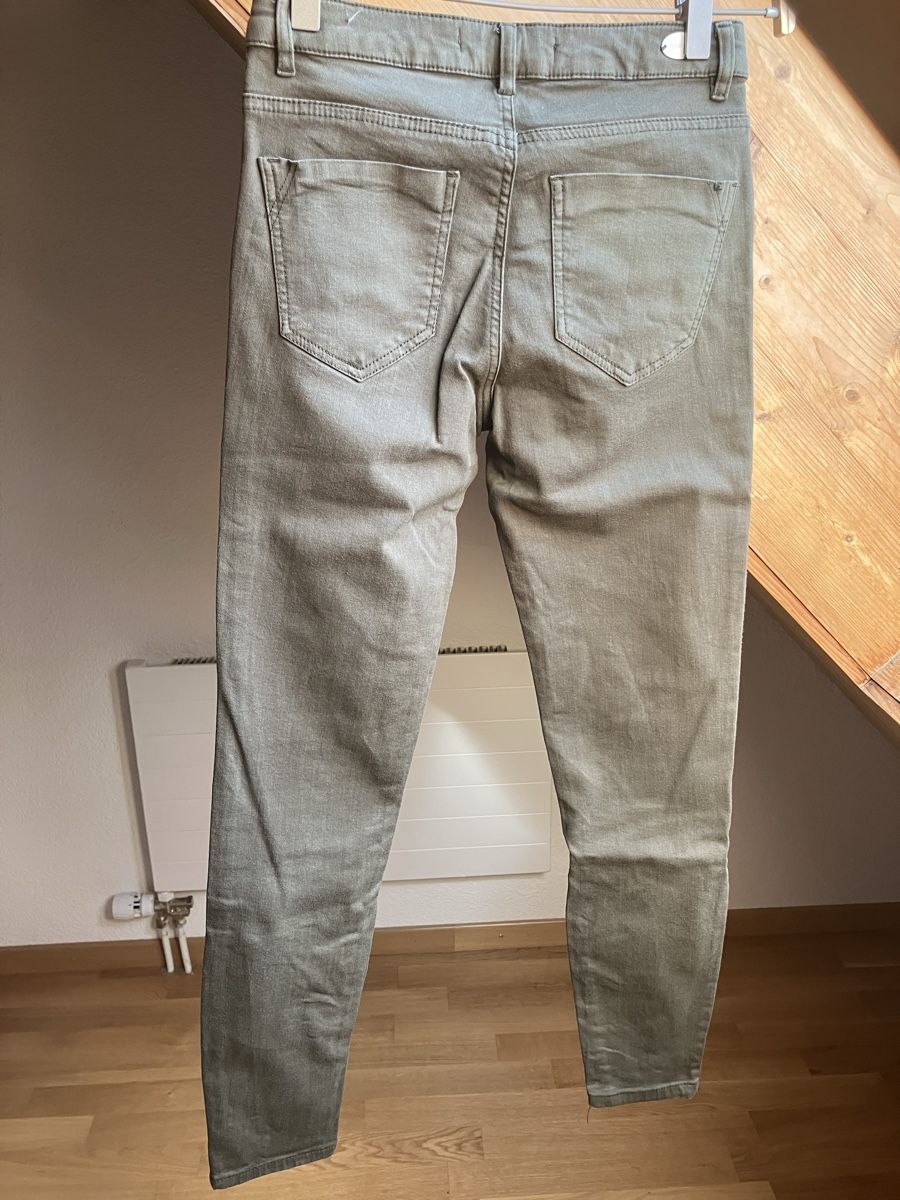 Zara Jeans: oliv farbene Skinny Jeans Gr.34 – Usato da St. Gallen venduto da andreav. 1