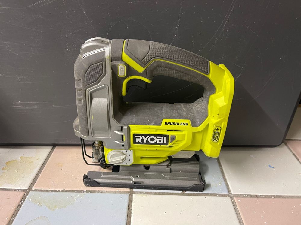 Scie Sauteuse Ryobi 220V – Occasion, Fonctionnelle Avec Traces D'usure