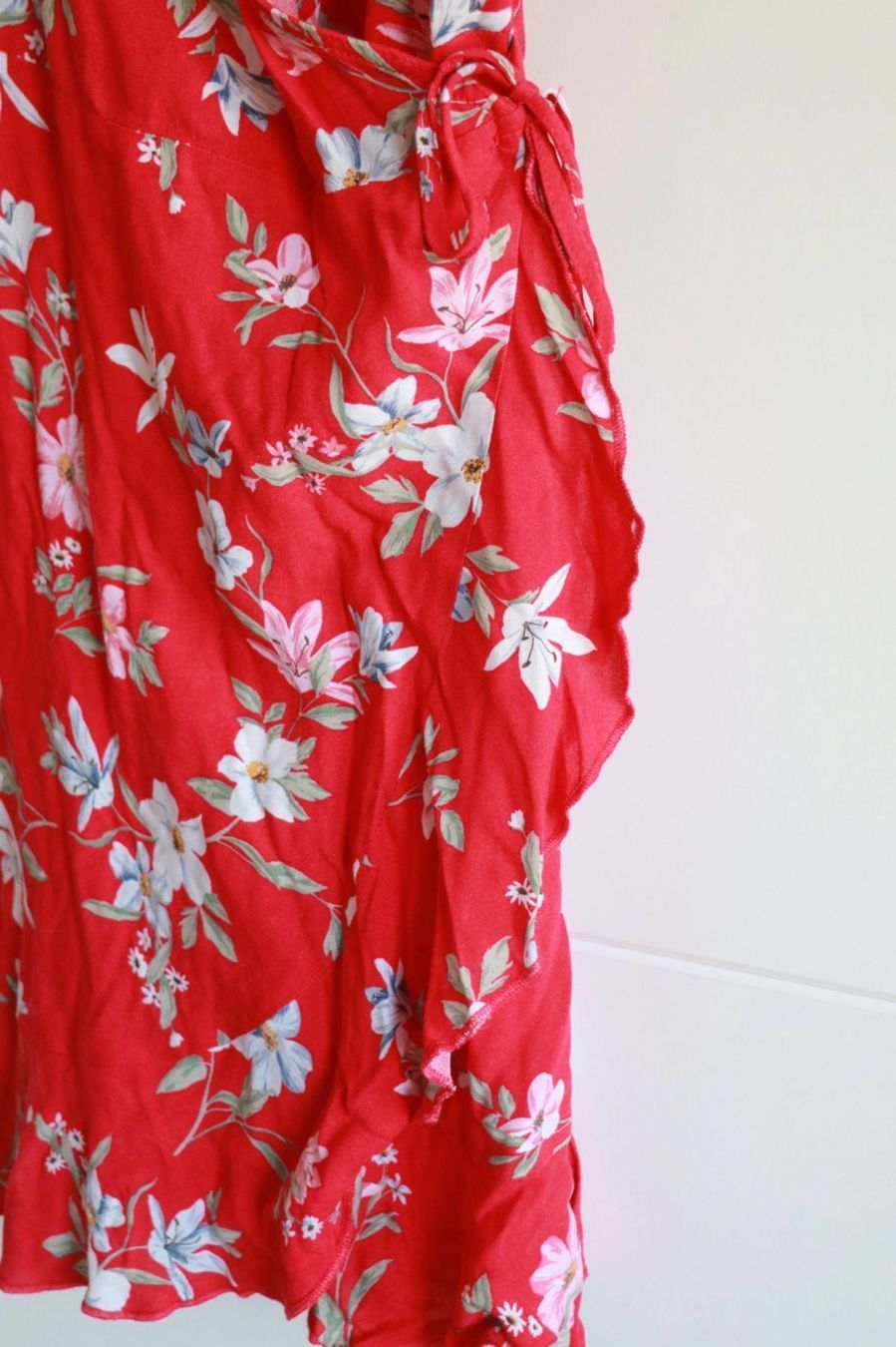 H&M Vestiti: H&M rotes Wickelkleid mit Blumenmuster – Usato da Gachnang venduto da todressgolden 2
