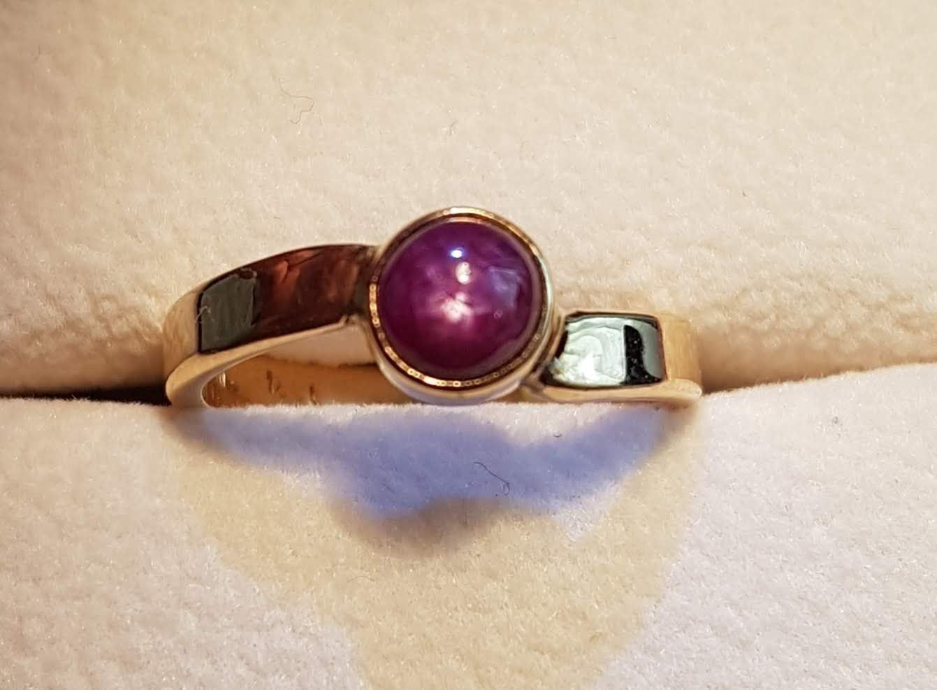 Anelli: 18k Goldring mit Sternrubin 6,3 mm Einzelanfertigung – Nuovo e nell'imballaggio originale da zuerich venduto da Jewlsdesign