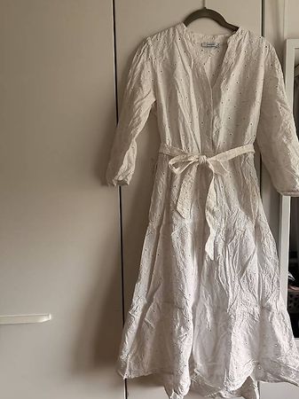 Weißes Kleid mit Lochstickerei  elegant & sommerlich