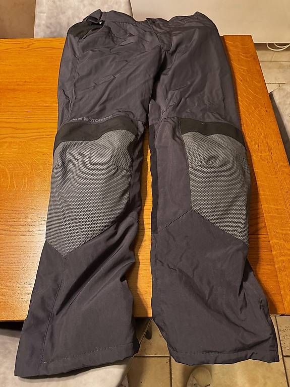 Pantalons: Pantalon moto BMW – D'occasion à Plan-les-Ouates par ola_d9sd