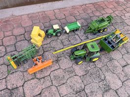 Mehrteiliges Traktoren Set mit Zubehör