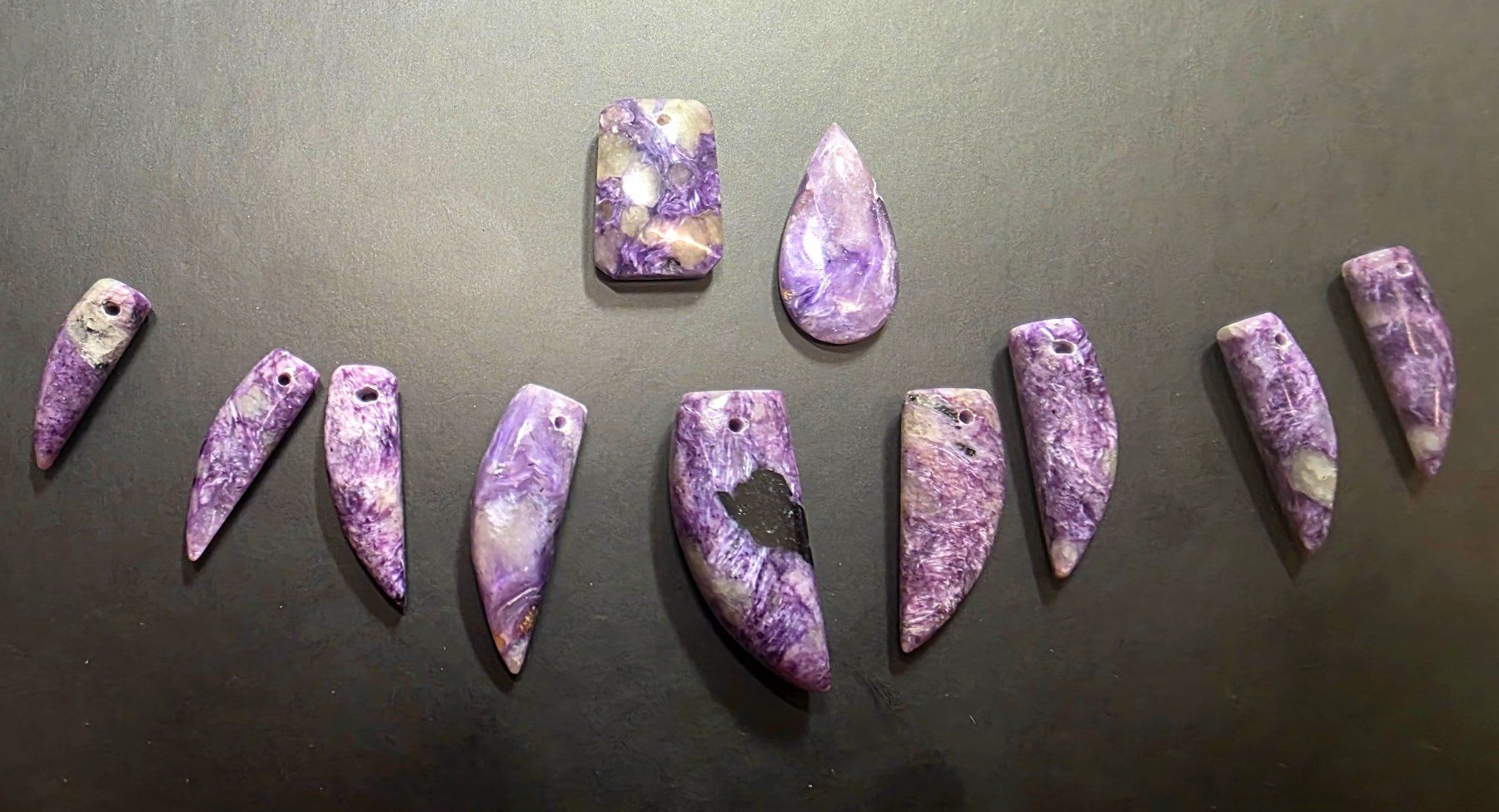Minerali & Pietre curative: 11 Charoit Anhänger – Nuovo (secondo la descrizione) da Matzingen venduto da Shay_Crystalz