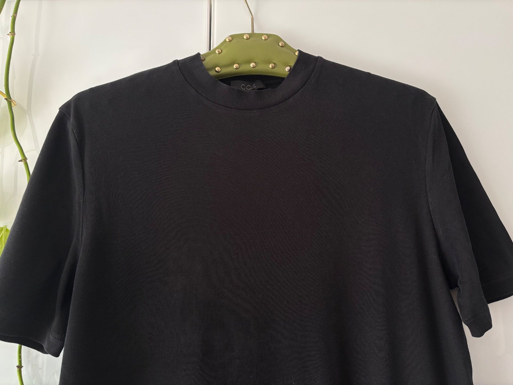 Cos T-shirt: COS schwarzes T-Shirt Gr. S – Usato da Zürich venduto da missmodernage 2