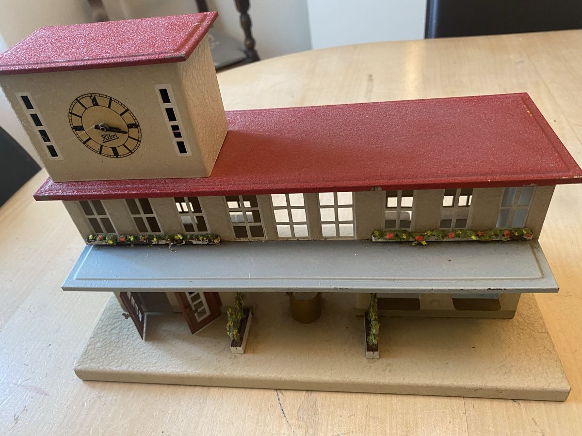 Kibri Modellini di ferrovie: Schöner alter Kibri Bahnhof aus Blech – Usato da Köniz venduto da Sonnenschein._.77 2
