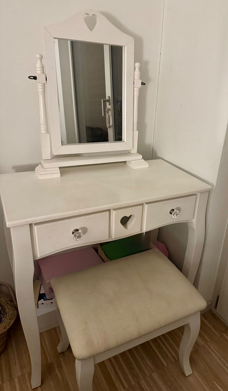Tavoli da trucco: Dressing Table with Mirror & Chair – Usato da Jona venduto da amy_pjw 1