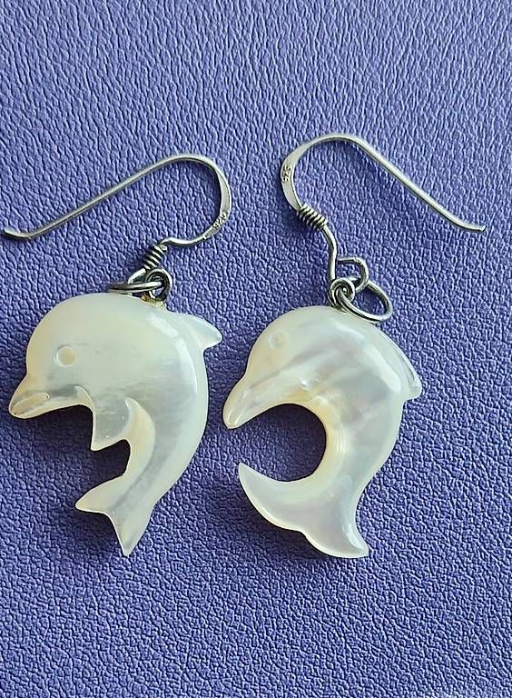 Orecchini pendenti & Orecchini a lobo: Ohrringe mit Delfin aus Perlmutt  925 Silber. – Nuovo e nell'imballaggio originale da Ebnat-Kappel venduto da Zearara