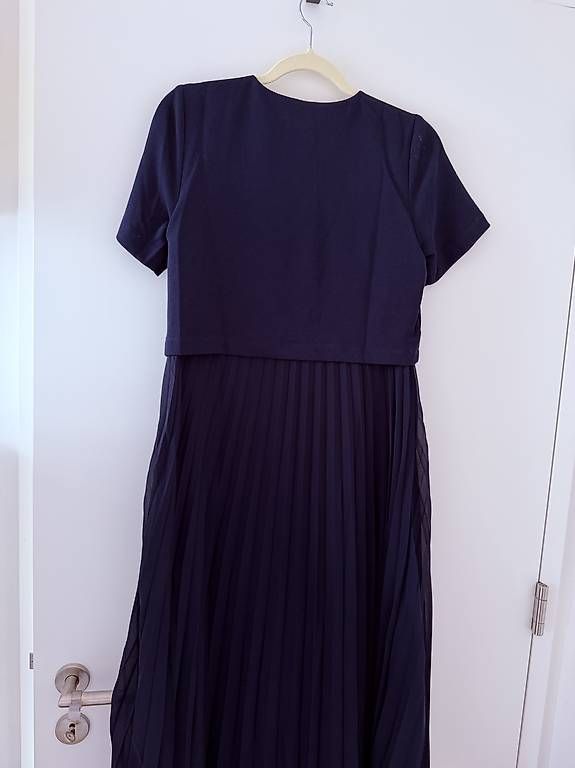Robes: Dunkles Plissee-Kleid – D'occasion à Zürich par kochme 1