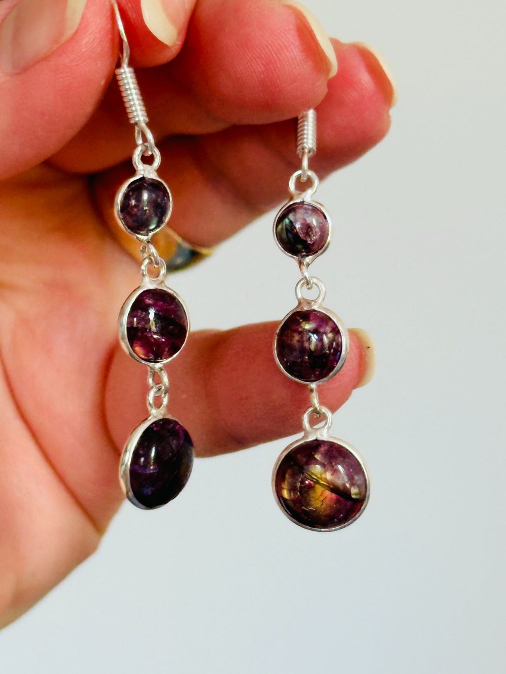 Orecchini pendenti & Orecchini a lobo: Color Enhanced Red Flash Labradorite earrings – Nuovo e nell'imballaggio originale da Genève venduto da AGBERG 1