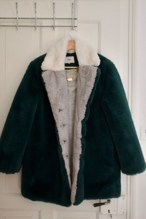 Extravaganter Kunstpelzmantel von SUNCOO Paris