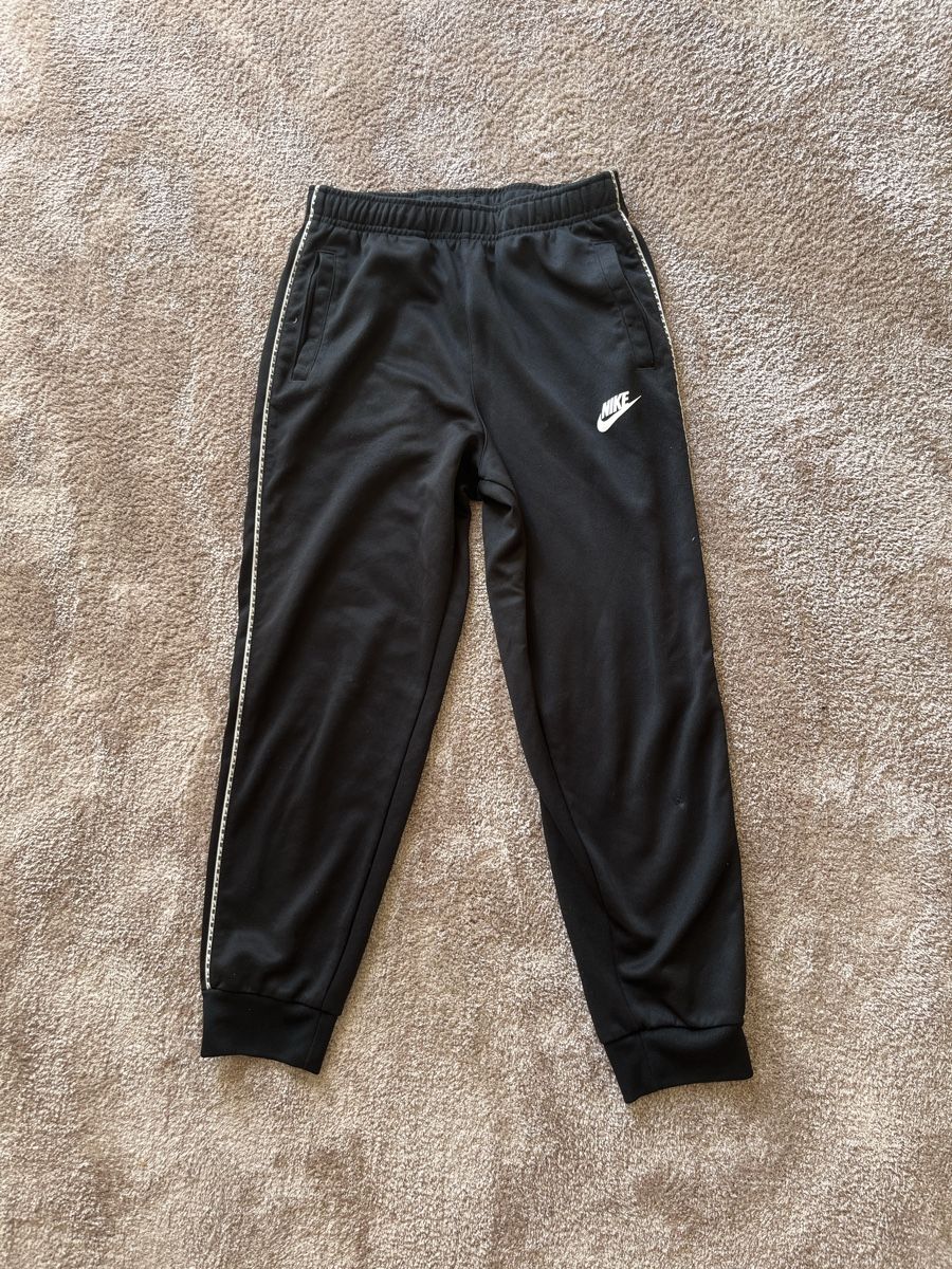 Nike Pantaloni: Jogging nike noir enfant 147-158cm – Usato da Lausanne venduto da mae_dj7r