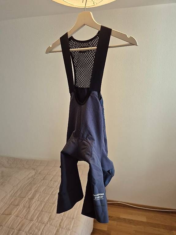 Pas Normal Studios Hosen: Pas Normal Studios Men's Escapism Bibs Classic Blue S – Gebraucht aus Zürich von kamillo3000