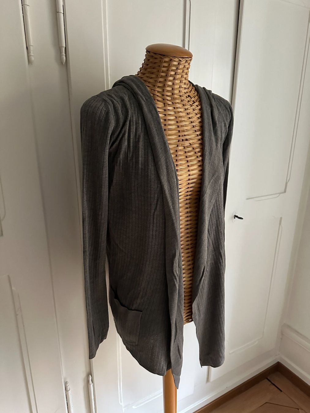 Max Mara Jacken: MAX MARA - Seide Feinstrick Jacke grau M – Gebraucht aus Zürich von Diazaio 1