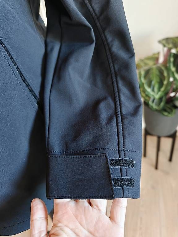 Giacche: C&A Softshelljacke 46 Winddicht Regenjacke Schwarz – Usato da Einsiedeln venduto da nat_5tfl 2