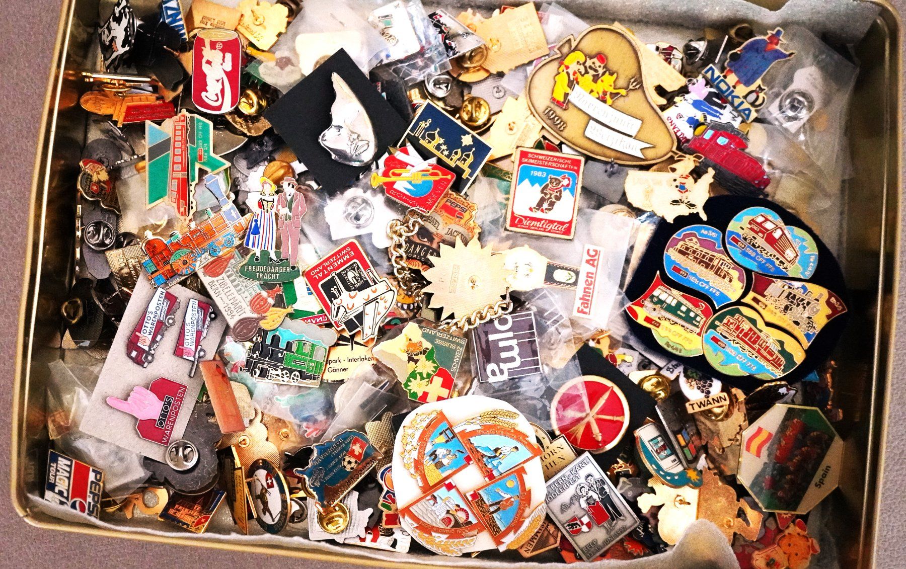 Placchette & Badge: Pin Sammlung/Anstecknadeln ca 4 Kg – Usato da Worb venduto da worb01