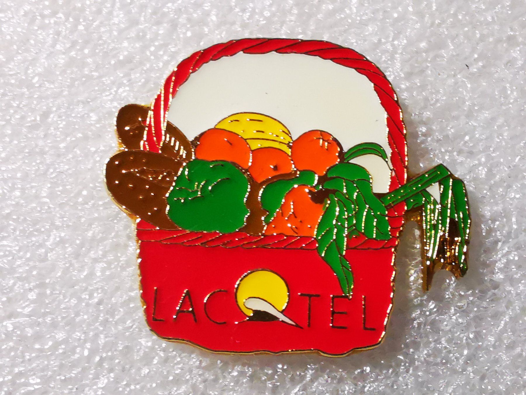 Placchette & Badge: Ansteckpin 131: Lacotel – Usato da Oppligen venduto da Pin-Fall-Shop